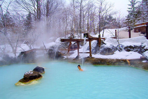 Die Onsen werden aus einer heißen Quell gespeist. Die Schneeaffen hier sind die Sehenswürdigkeit von Japan.