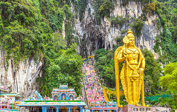 Die Batu Caves sind Kalksteinhöhlen nördlich der malaysischen Hauptstadt Kuala Lumpur