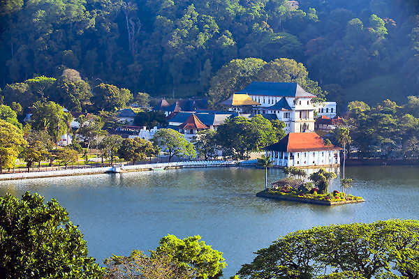Kandy in der Landesmitte von Sri Lanka auf einer Hochebene inmitten von Bergen mit Teeplantagen