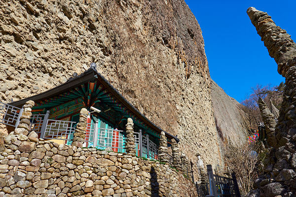 Der Tapsa Tempel  im Maisan Provincial Park von Südkorea mit über 100 Steinpagoden