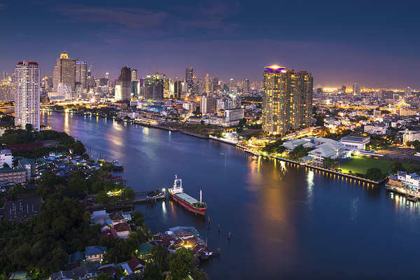 Entdecken Sie bei Bootsfahrten auf dem Chao Phraya auch die vielen Nebenkanäle mit den typischen thailändischen Leben am Fluss