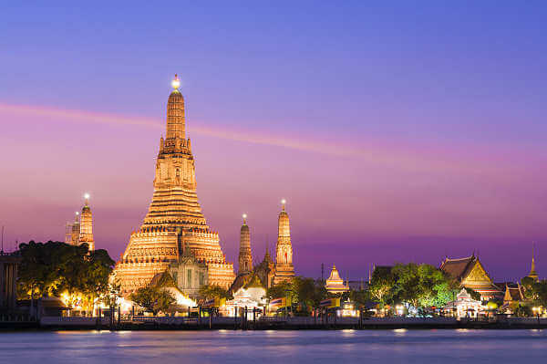 Wat Arun der Tempel der Morgenröte am Ufer des Flusses Chao Phraya in Bangkok