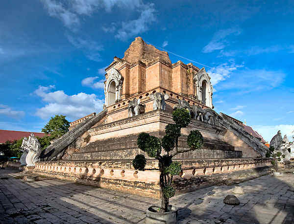 Chiang Mai Wat Chedi Luang der im 14. Jahrhundert erbaut wurde und eine Höhe von 90 Metern hat