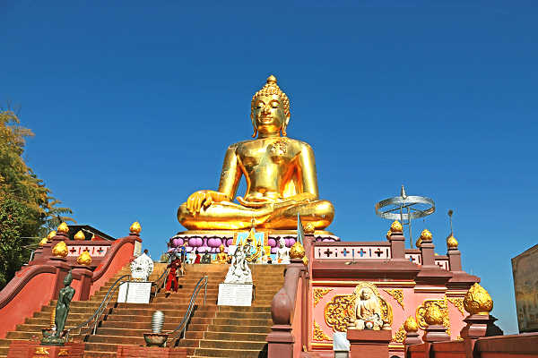 Goldene Buddha-Statue am Mekong im Goldenen Dreieck, Thailand – AsiaGo