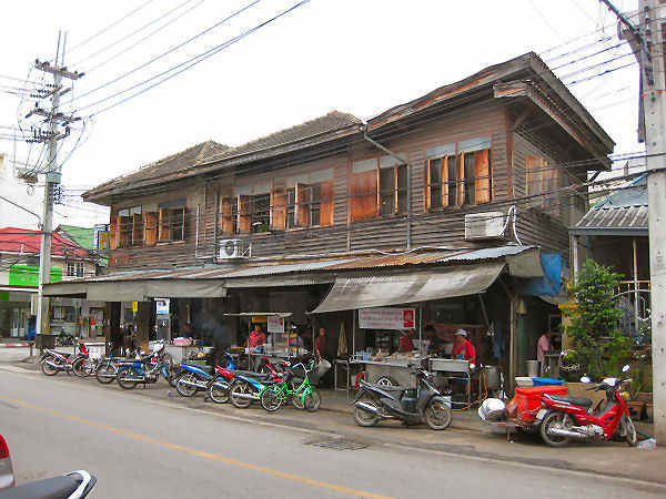 Hua Hin ist eine Stadt in Thailand, die für ihre weißen Sandstrände, luxuriösen Hotels und Golfplätze bekannt ist