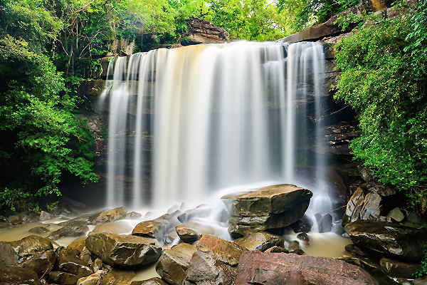 Erfrischung gefällig? Besuche die Na Muang Wasserfälle auf Koh Samui und tauche ein