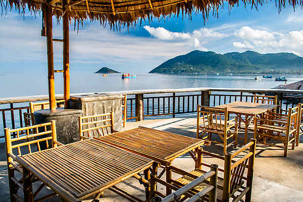 Erleben Sie köstliche Cocktails und atemberaubende Sonnenuntergänge in einer Strandbar auf Koh Samui