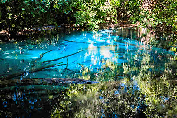 Bild eines malerischen Wasserfalls im Thung Teao Forest Natural Park in Krabi, Thailand