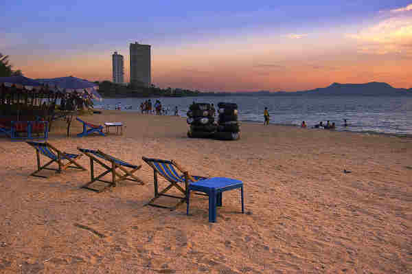 Pattaya liegt etwa 150 Kilometer südöstlich von Bangkok an der Ostküste des Golfs von Thailand
