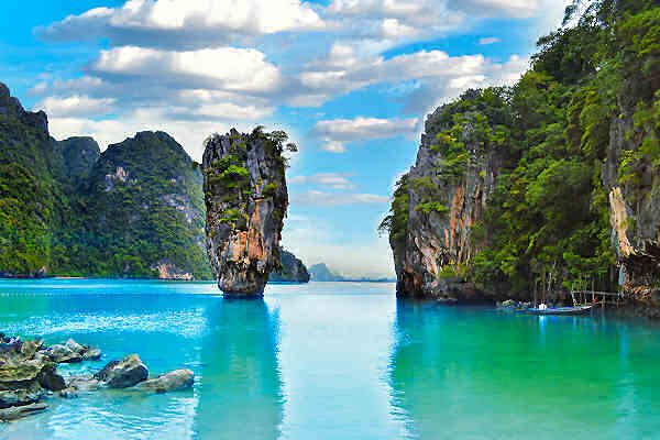 Blick auf den James Bond Felsen, eine bekannte Touristenattraktion in der Provinz Phang Nga, Thailand