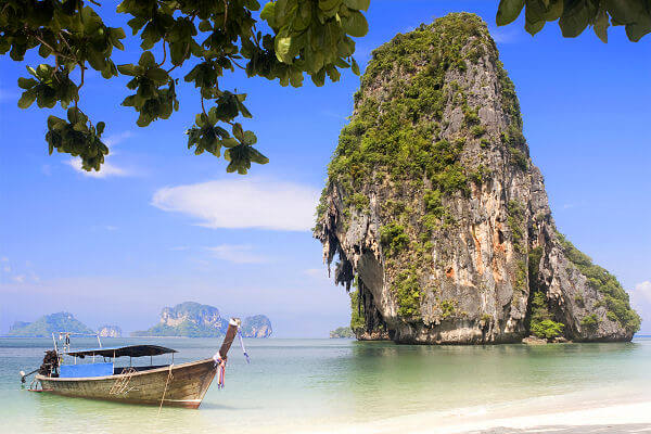 Entdecken Sie beim Inselhopping in Thailand weiße Sandstrände, kristallklares Wasser und eine bunte Unterwasserwelt