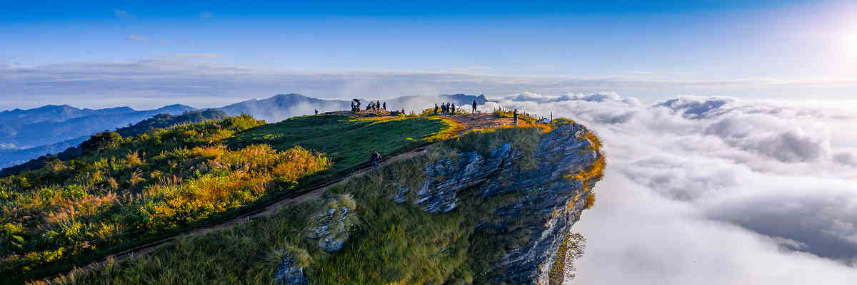 Blick auf den beeindruckenden Phu Chi Fa Berg in Nordthailand, ein beliebter Aussichtspunkt für atemberaubende Sonnenaufgänge und Panoramaaussichten
