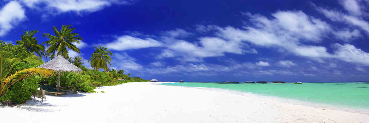 Bild vom Strand auf Koh Samet in Ostthailand, umgeben von azurblauem Wasser und Palmen, ein perfektes Reiseziel im Golf von Thailand