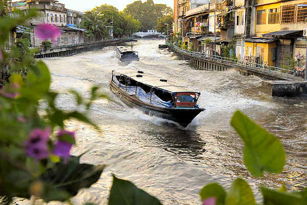 Bild eines Bangkok Expressbootes in den Klongs von Zentralthailand