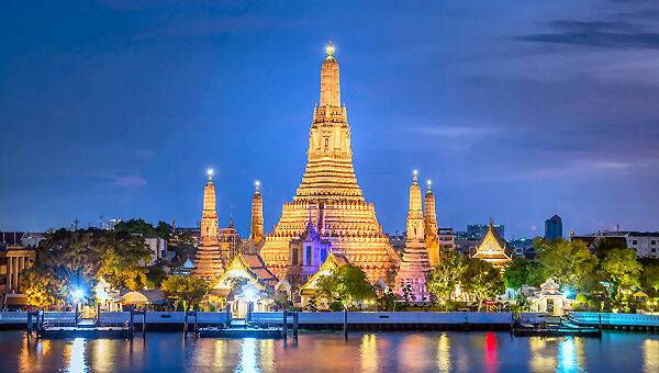 Wat Arun Bangkok - Majestätischer Tempel am Chao Phraya Entdecken Sie den atemberaubenden Wat Arun in Bangkok, ein ikonisches buddhistisches Tempelgelände am Ufer des Chao Phraya Flusses. Erleben Sie die blendende Schönheit thailändischer Architektur und Spiritualität in diesem beeindruckenden Wahrzeichen.