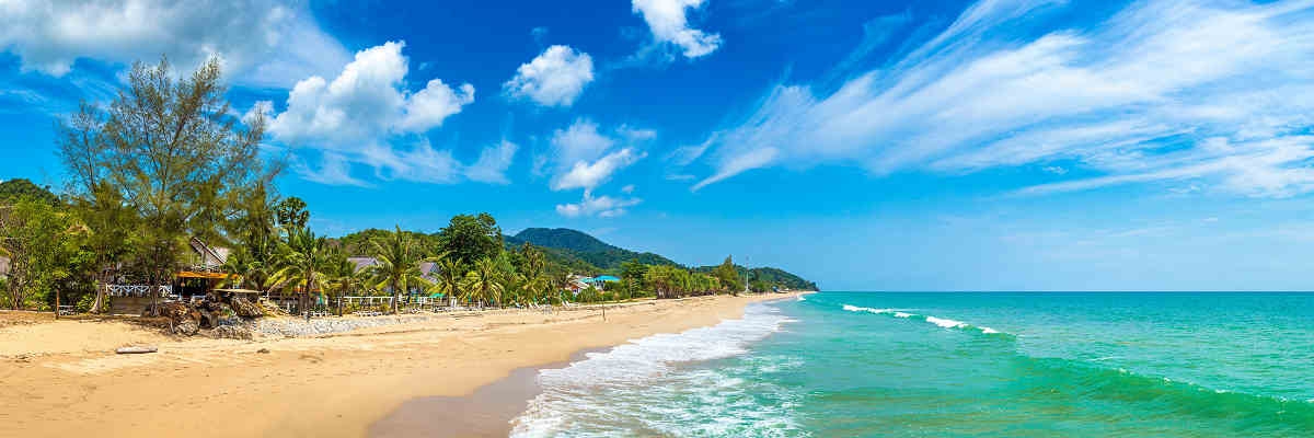 Blick auf den weißen Sandstrand und das türkisfarbene Wasser des Long Beach auf Koh Lanta, Thailand
