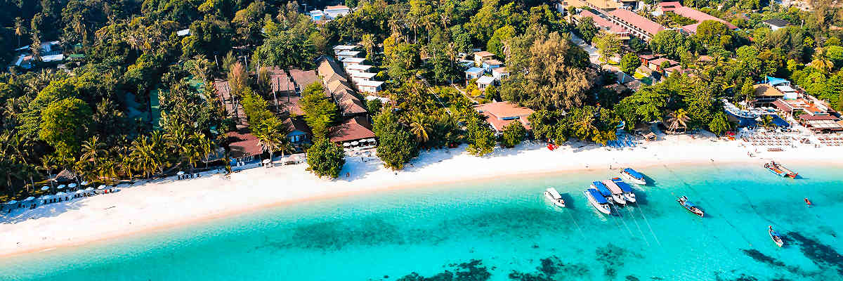 Bild von Pattaya Beach auf Koh Lipe, einem der atemberaubendsten Strände Thailands, mit türkisblauem Wasser und weißem Sandstrand