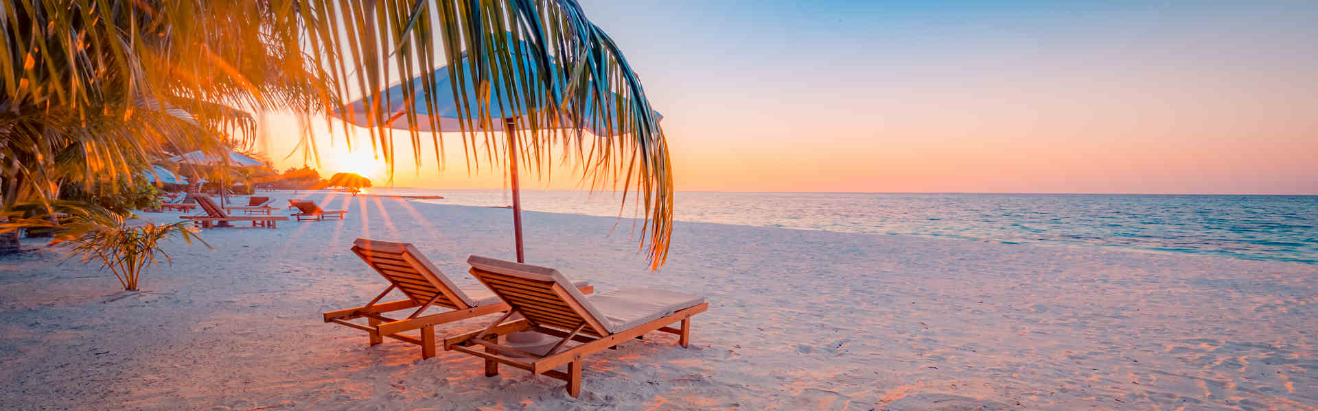 Bild eines atemberaubenden Sonnenuntergangs über einem der Schönsten Strände von Thailand