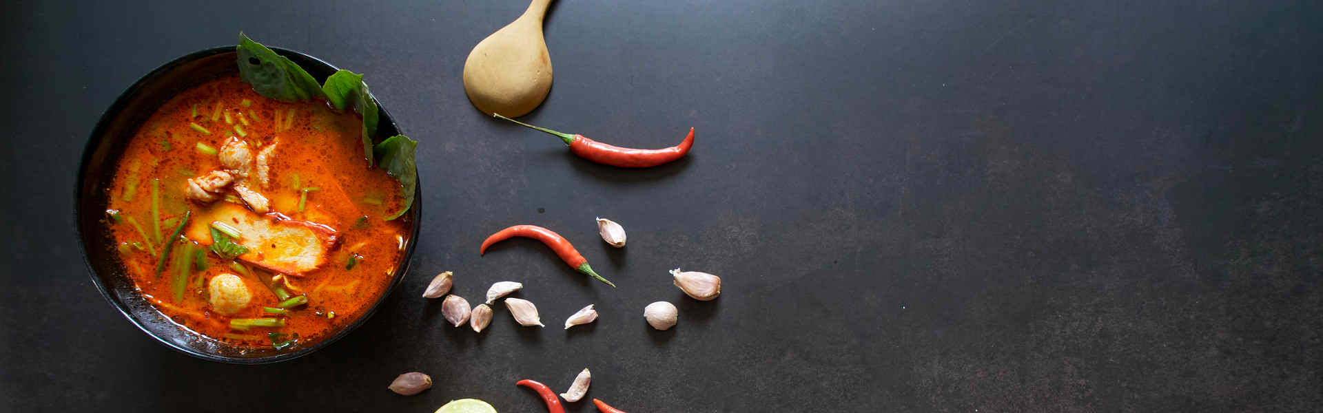 Entdecke die Vielfalt der thailändischen Küche mit Tom Yum Suppe