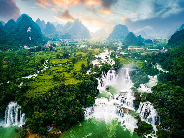 Ban-Gioc-Detian-Wasserfälle: Naturwunder an der Grenze zwischen Vietnam und China Bild der beeindruckenden Ban-Gioc-Detian-Wasserfälle, den größten natürlichen Wasserfällen in Südostasien, an der Grenze zwischen Vietnam und China