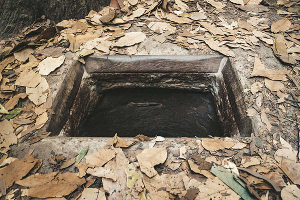 Die beeindruckenden Cu Chi Tunnel: Ein Zeugnis aus dem Vietnamkrieg Bild eines Tunnelzugangs im Cu Chi Tunnelkomplex nahe Ho-Chi-Minh-Stadt, ein wichtiges historisches Erbe aus dem Vietnamkrieg