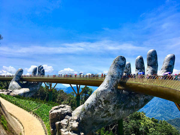 Die Goldene Brücke in Da Nang: Ein Meisterwerk der Architektur und Kunst Bild der beeindruckenden Goldenen Brücke in Da Nang, ein architektonisches Juwel, das von zwei riesigen Händen getragen wird und spektakuläre Ausblicke auf die umliegende Landschaft bietet