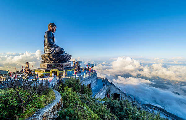 Der imposante Riese: Der Buddha von Fansipan Bild des beeindruckenden Riesen Buddha auf dem Gipfel des Fansipan Berges, einem bedeutenden spirituellen Symbol und einer Sehenswürdigkeit in Nordvietnam