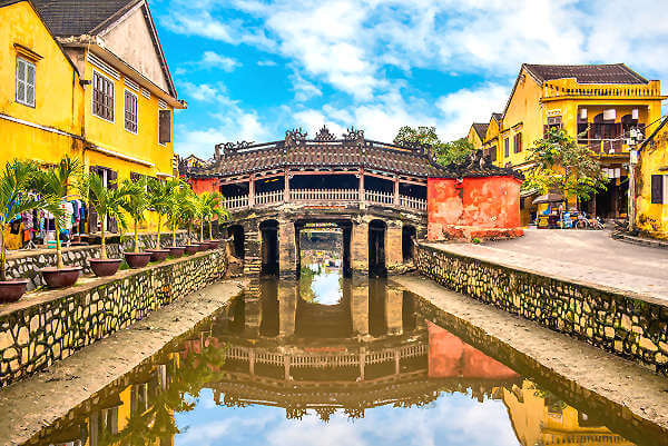 Die charmante japanische Brücke in Hoi An: Ein historisches Wahrzeichen Bild der berühmten japanischen Brücke in Hoi An, einem historischen Wahrzeichen und Symbol für die reiche Geschichte der Stadt