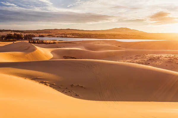 Die beeindruckenden Sanddünen von Mui Né: Eine Wüstenlandschaft an Vietnams Küste Bild der atemberaubenden Sanddünen von Mui Né, einer faszinierenden natürlichen Sehenswürdigkeit mit verschiedenen Farben und Formen entlang der Küste von Mui Né, Vietnam