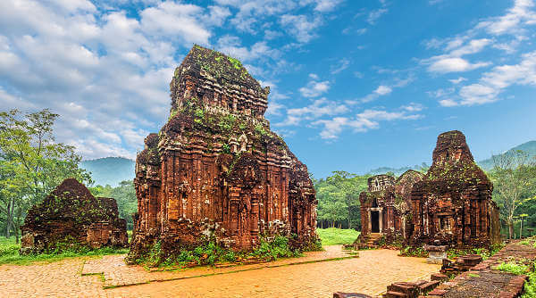 Die antiken Tempelruinen von My Son: Cham-Kultur in Vietnam Bild der beeindruckenden Tempelruinen von My Son, einer UNESCO-Weltkulturerbestätte und Zeugnis der Cham-Kultur in Vietnam