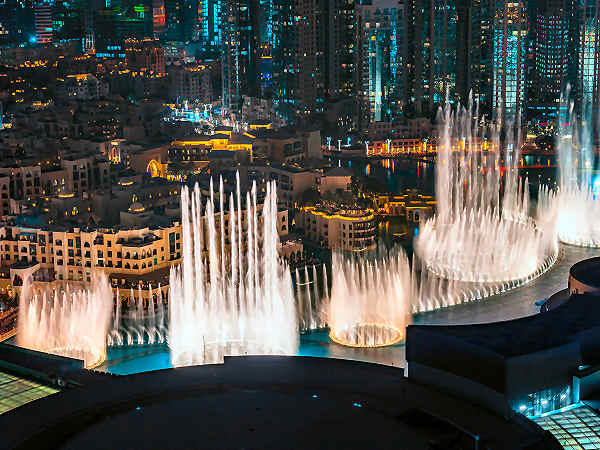 Die Dubai Fountain ist eine spektakuläre Wassershow auf Ihren Kombireisen Dubai Die Wassershow bietet eine Mischung aus Wasserfontänen, Musik und Lichteffekten