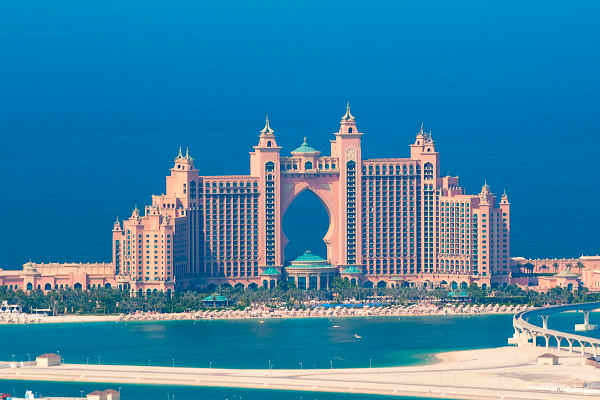 Das Atlantis Hotel für Ihre Kombireise nach Dubai auf der künstlichen Insel Palm Jumeirah. Das luxuriöse Atlantis Hotel in Dubai - ein beeindruckendes Beispiel für moderne Architektur und Design.