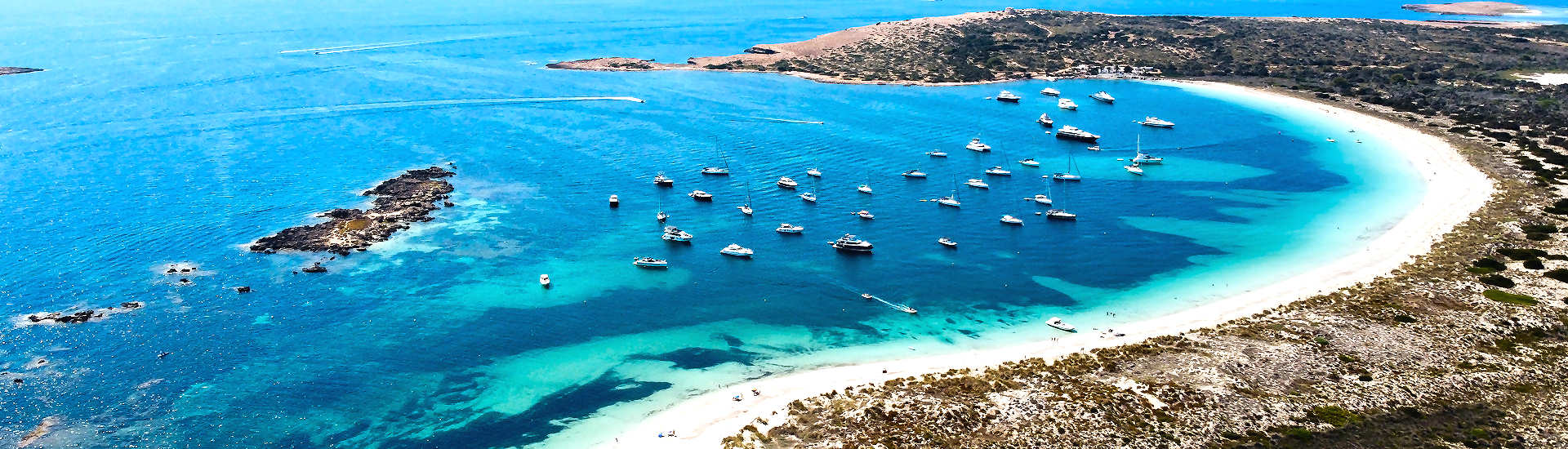 Formentera Urlaub am Ses Illetes: Entspannung und Strandparadies Traumhafter Strand Ses Illetes auf Formentera mit kristallklarem Wasser und feinem weißen Sand