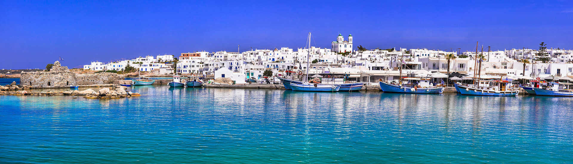 Griechenland Urlaub – Entdecke das charmante Fischerdorf Naoussa auf Paros Malerisches Fischerdorf Naoussa auf der Insel Paros mit traditionellem Hafen und weißen Häusern