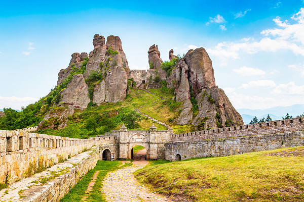 Bulgarien Urlaub: Die Belogradtschik Felsenfestung erleben – Einzigartige Felsformationen und Geschichte Bulgarien Urlaub – Die beeindruckende Belogradtschik Felsenfestung entdecken