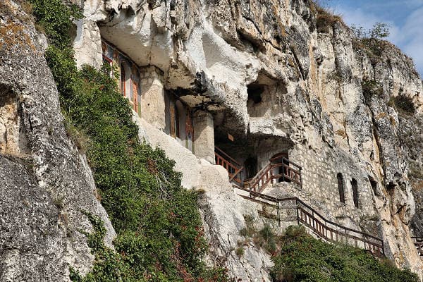 Bulgarien Urlaub: Felsenkloster Iwanowo – Historische Sehenswürdigkeit entdecken Bulgarien Urlaub – Entdecke das beeindruckende Felsenkloster Iwanowo
