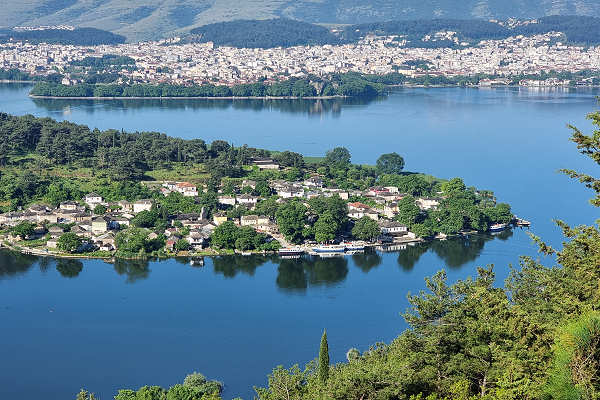 Griechenland Reisen: See Pamvotis in Ioannina entdecken See Pamvotis in Ioannina, Griechenland mit malerischer Landschaft und Bergkulisse.