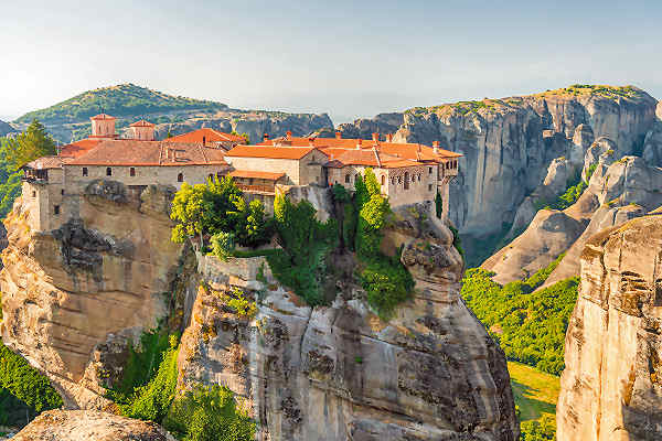 Griechenland Reisen: Entdecke die beeindruckenden Meteora-Klöster und ihre Geschichte. Atemberaubende Aussicht auf die Meteora-Klöster in Griechenland, die auf hohen Felsformationen thronen.