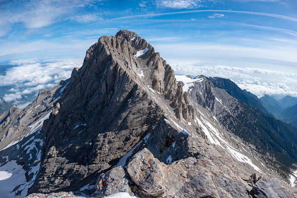 Griechenland Reisen: Faszinierende Aussicht auf das Olymp Gebirge Blick auf das Olymp Gebirge in Griechenland bei klarem Himmel