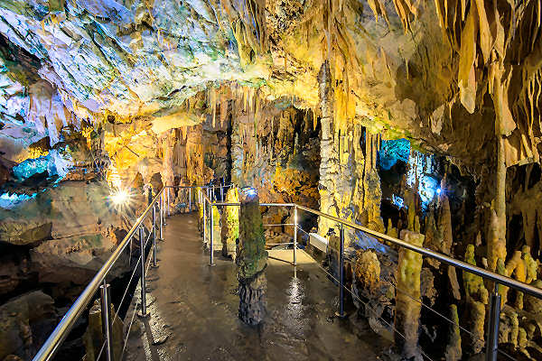 Diros-Höhlen in Griechenland: Faszinierende unterirdische Welten entdecken Unterirdische Diros-Höhlen in Griechenland – Stalagmiten und Stalaktiten in beeindruckender Landschaft