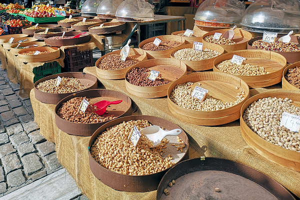 Thessaloniki Markt: Farbenfrohes Markttreiben in Griechenland erleben Bunter Markt in Thessaloniki, Griechenland – Frische Lebensmittel und lokale Produkte