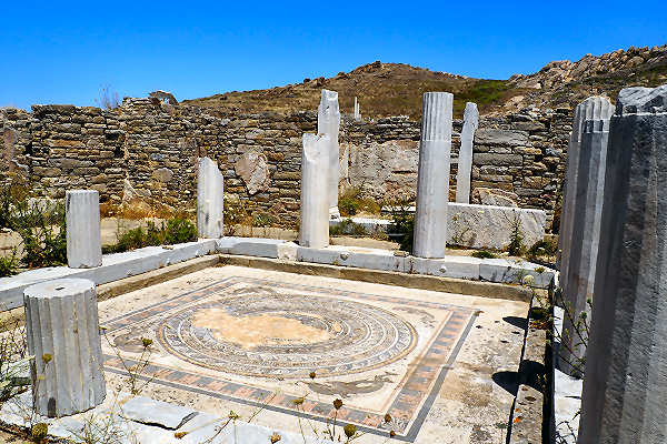 Haus der Delfine – Antike Ruinen auf Delos Haus der Delfine auf Delos mit beeindruckenden Mosaiken