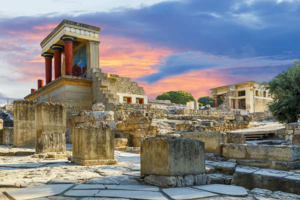 Knossos Palast Kreta – Antike Stätte der Minoischen Zivilisation Antiker Knossos Palast auf Kreta mit historischen Ruinen und architektonischen Überresten