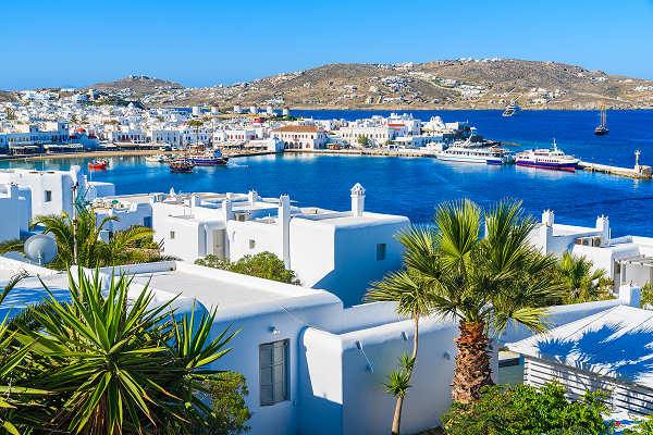 Mykonos-Stadt (Chora) – Charmante Altstadt der Insel Mykonos-Stadt mit weißen Häusern und blauen Fensterläden