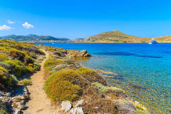 Wandern auf Paros – Entdecke die atemberaubende Landschaft Wanderer auf einem malerischen Bergweg auf Paros
