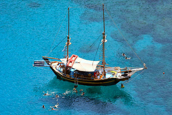 Bootstour – Entdecke die Küste von Rhodos Bootstour entlang der Küste von Rhodos mit klarem Wasser