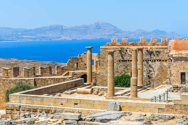 Lindos Akropolis – Historische Stätte auf Rhodos Blick von der Lindos Akropolis auf das Meer