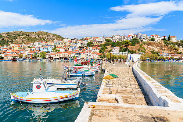 Hafen von Pythagorion – Charmanter Hafen auf Samos Malerischer Hafen von Pythagorion auf Samos mit bunten Booten