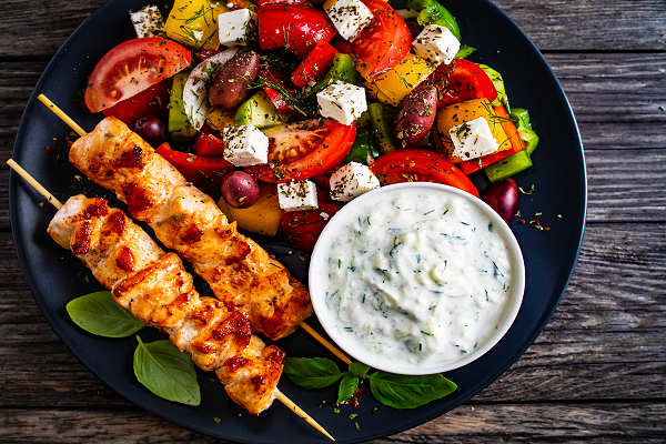 Genieße authentisches griechisches Souvlaki – Ein Klassiker der mediterranen Küche Traditionelles griechisches Souvlaki am Spieß