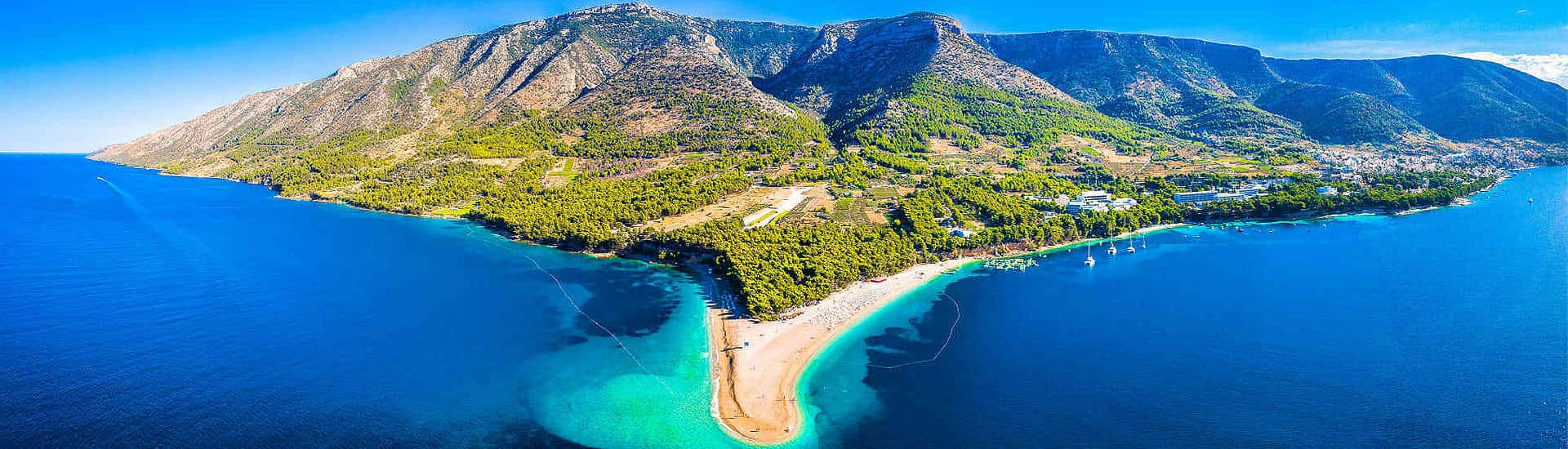 Luftaufnahme des Zlatni Rat Strands auf der Insel Brač, Kroatien, mit türkisblauem Meer und grüner Landschaft